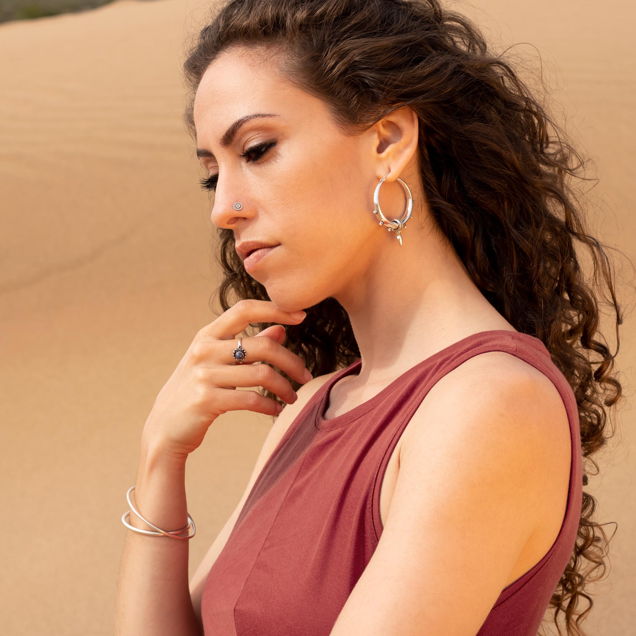 modelo con aros spike large plata