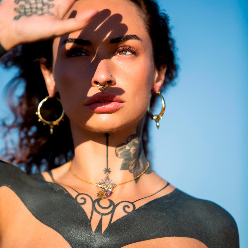 modelo con Colgante Chakra Sahasrara, septum gaia y pendientes spike large