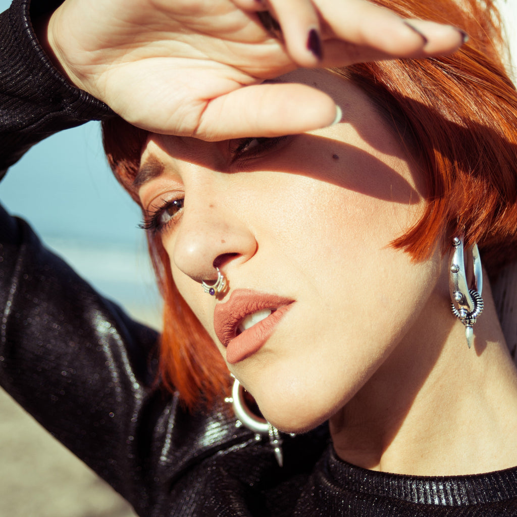 modelo con pendientes spike y septum piercing nahia