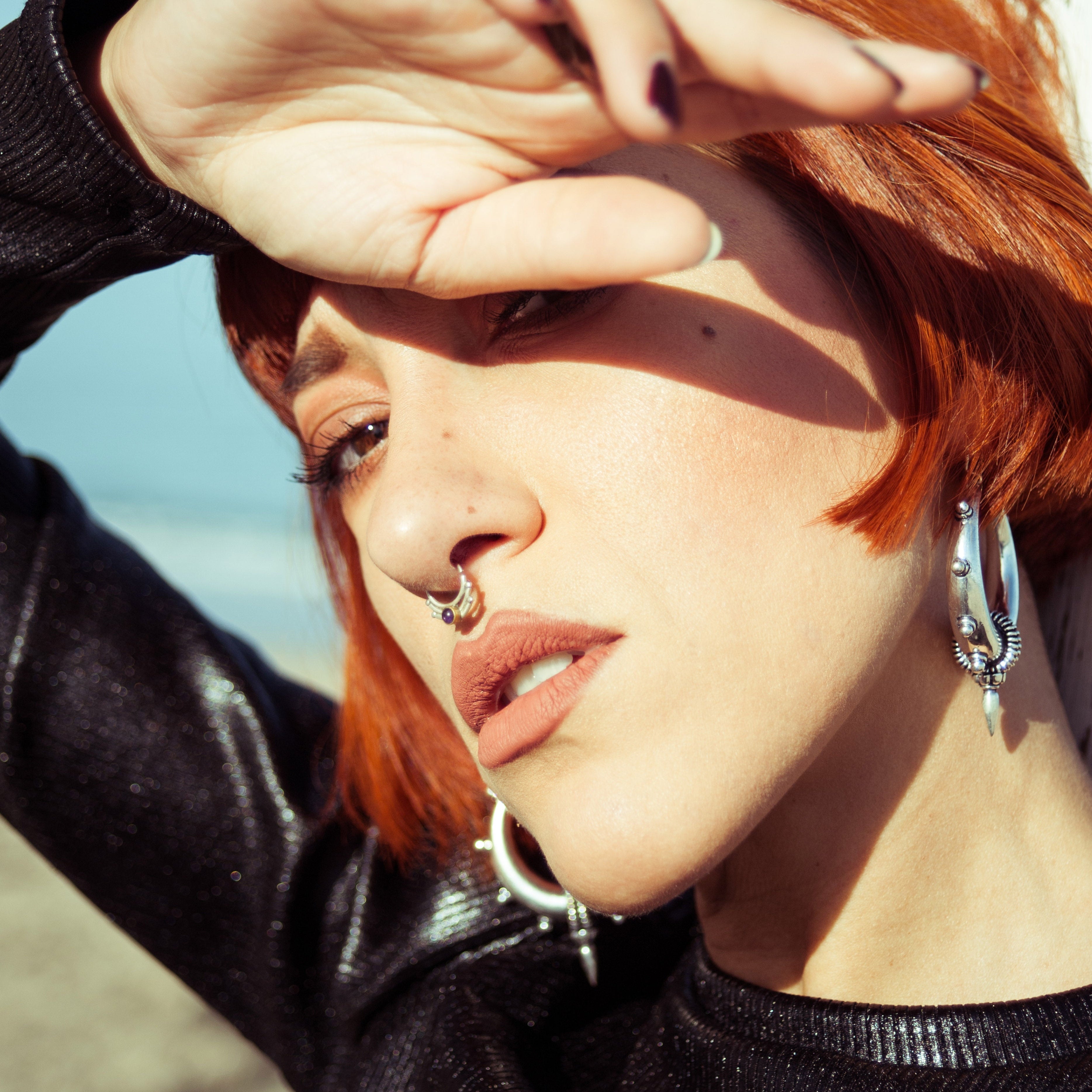 modelo con pendientes spike y septum piercing nahia