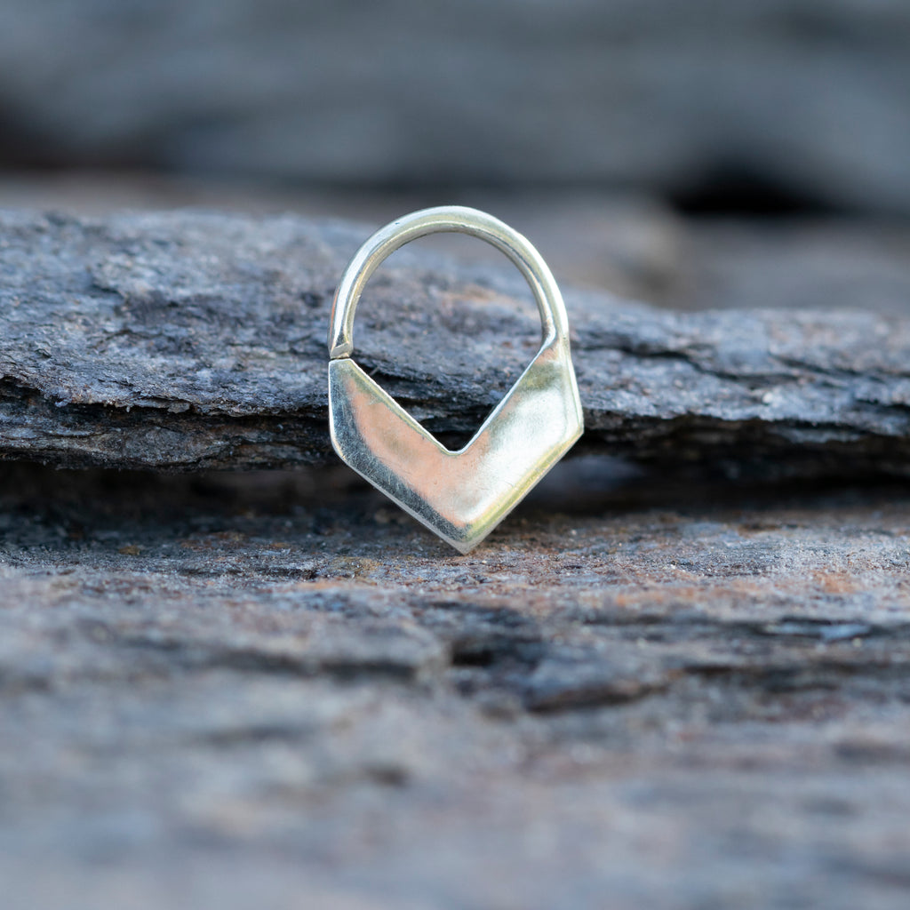 triangulo septum piercing plata ley