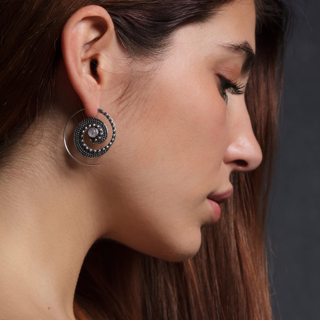 modelo con pendientes espiral piedra lunar
