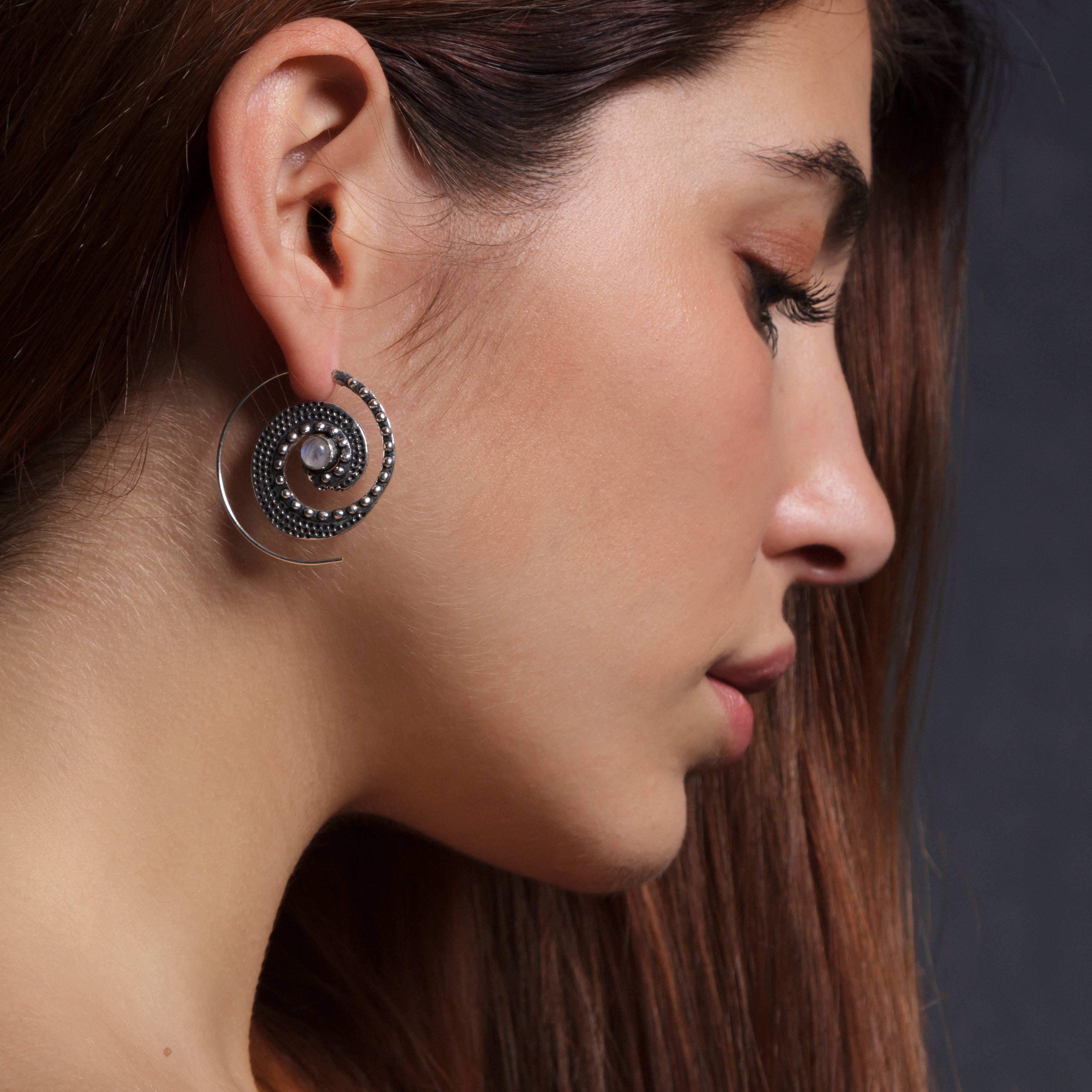 modelo con pendientes espiral piedra lunar
