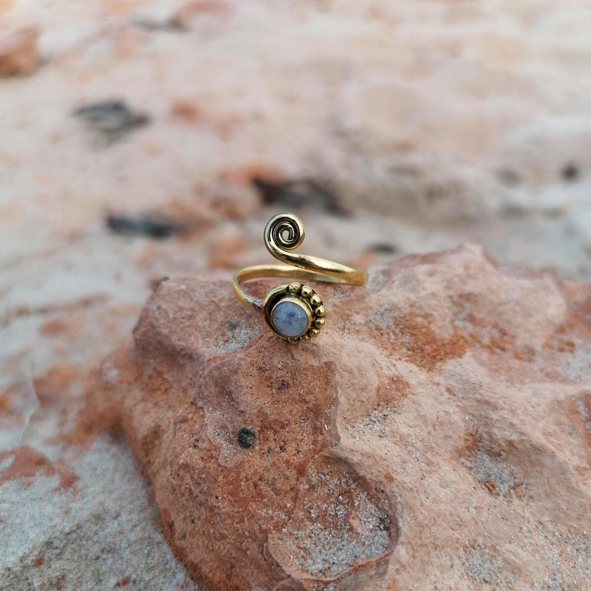 anillo Uma piedra lunar sobre roca