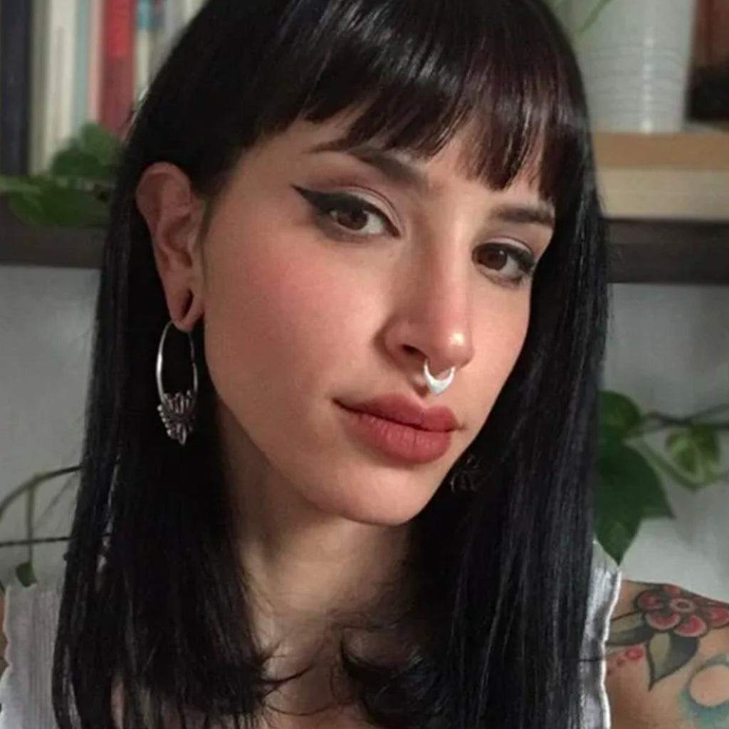 modelo con xia septum piercing plata de ley 16G