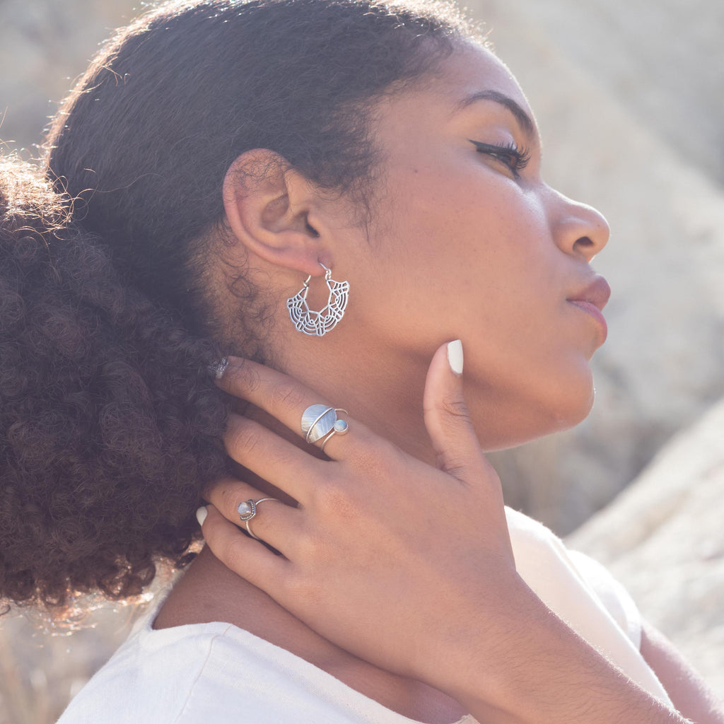 modelo con pendientes aro yali plata