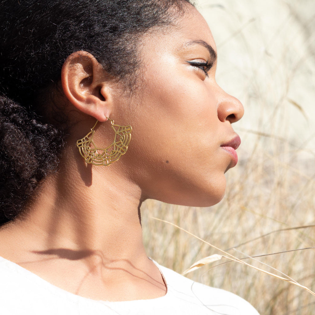 modelo con pendientes aro yali oro