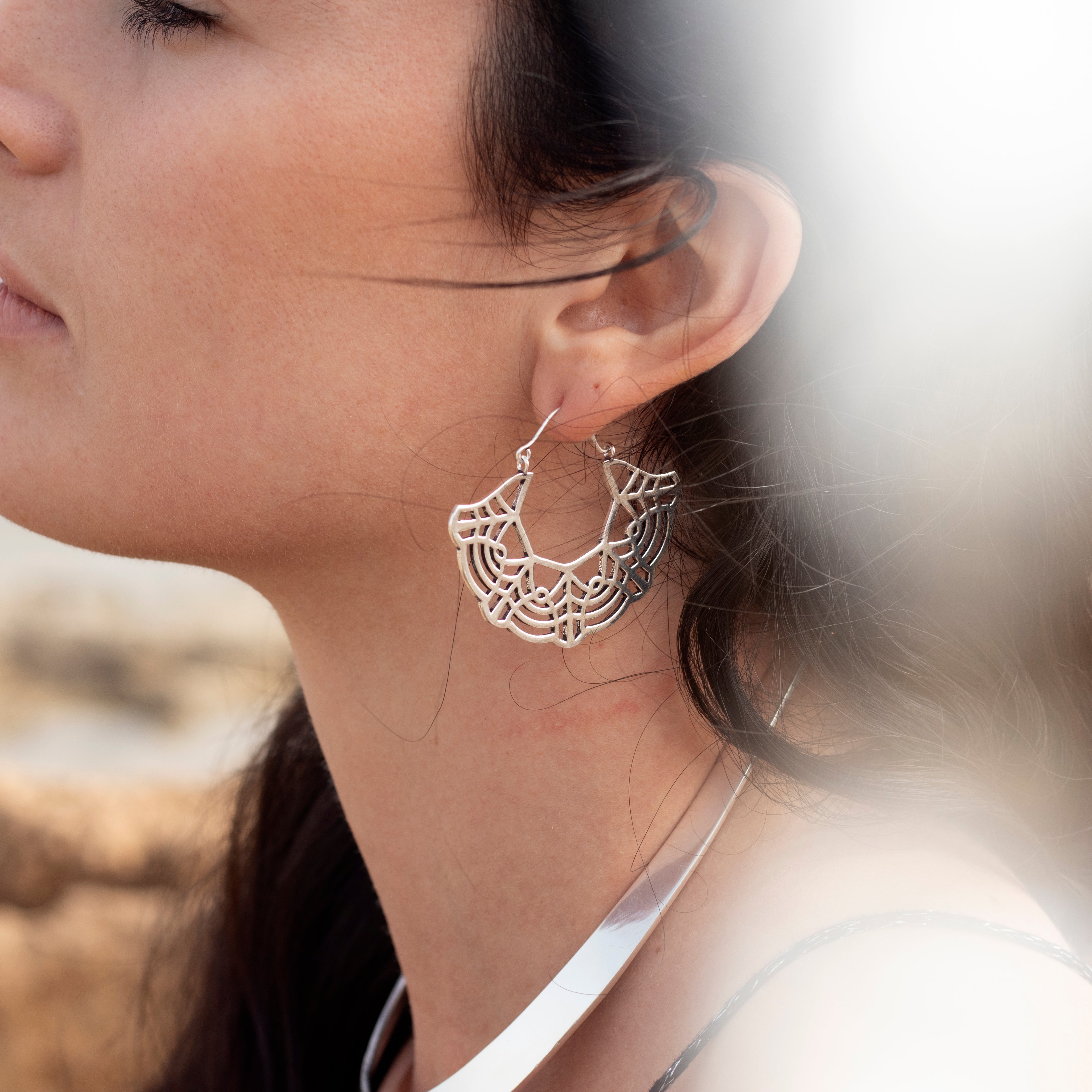 modelo con pendientes yali plata