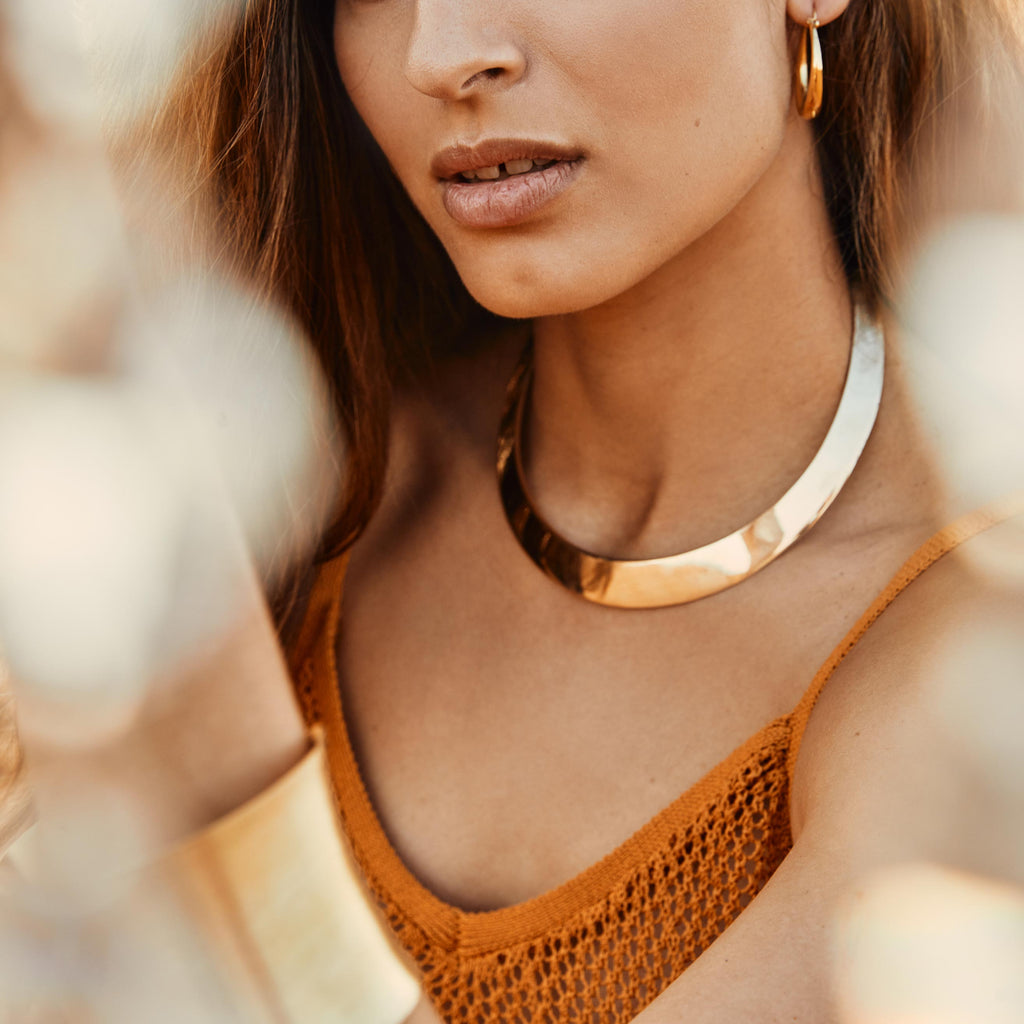 modelo con choker zahra y pendientes Nara